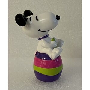 Peanuts 1994 Snoopy Driving‎ The Easter Egg Whitman's Collectible Figurine